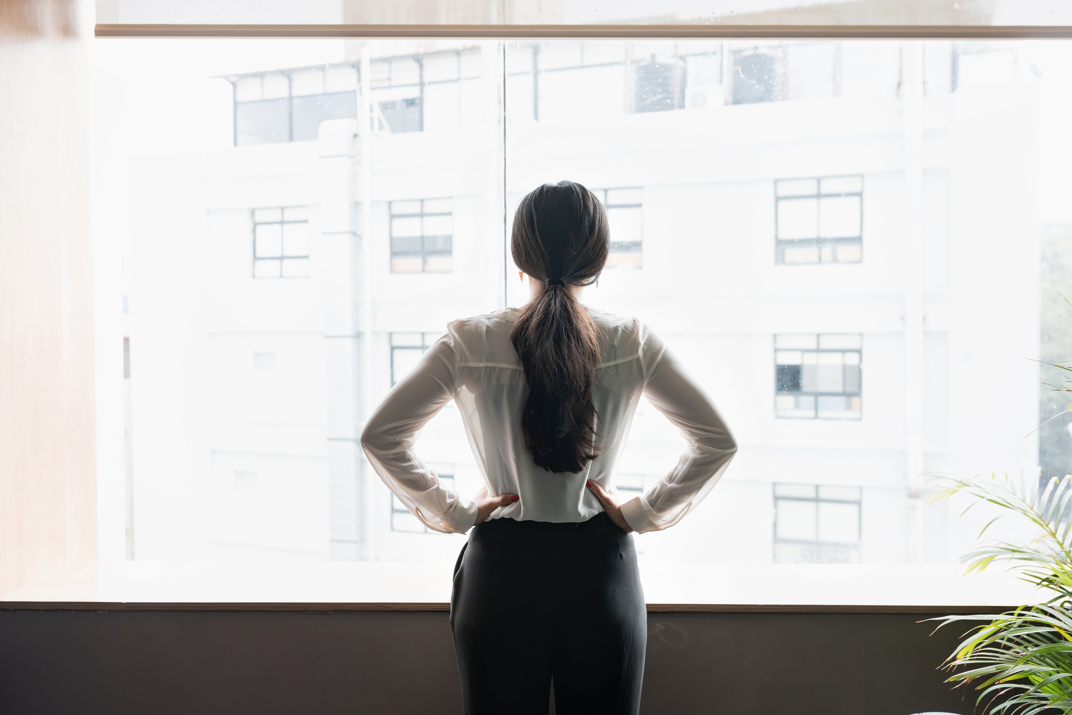 files/young-woman-taking-stock-of-her-surroundings.jpg